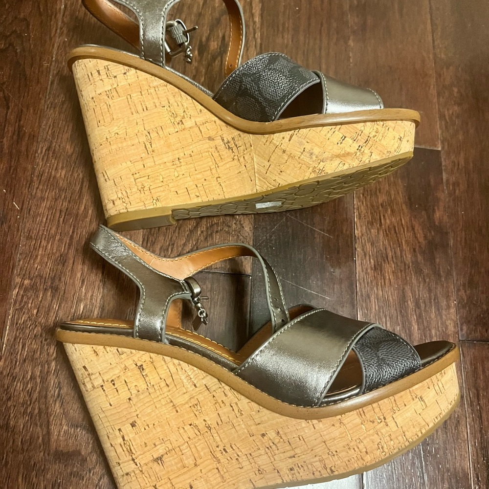 COACH Women's Cross Band High Wedge Sandal Charcoal Gunmetal, Size: 8.5 (39EU) - Picture 3 of 4